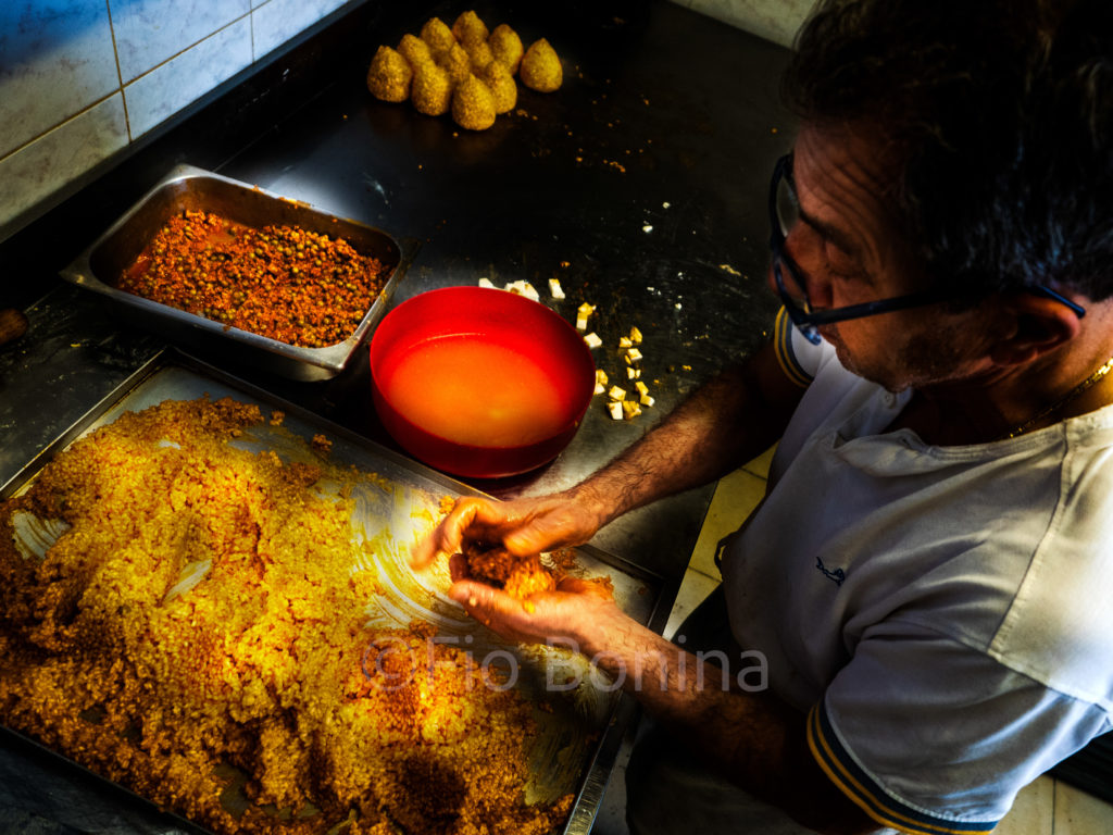food,arancino,lavorazione artigianale, riso,ragù,people,people of food,catania,sicilia